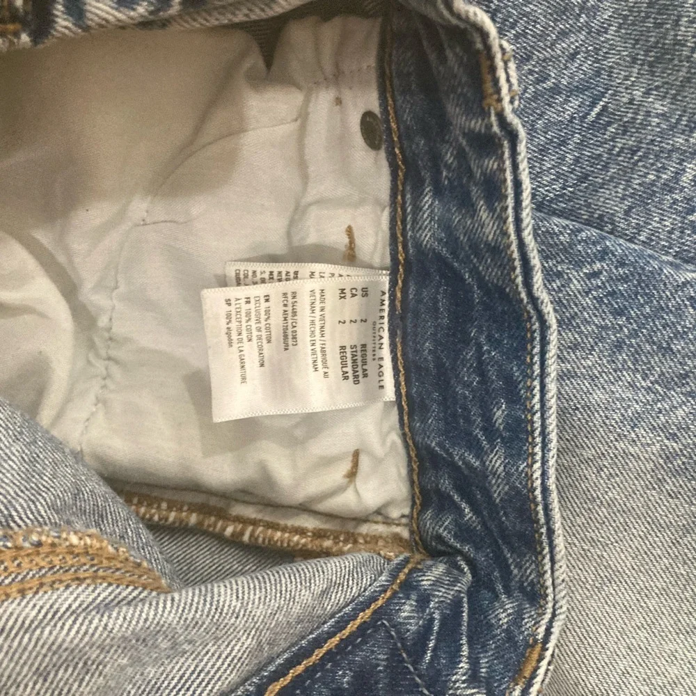 AMERICAN EAGLE curvy mom jean size 2 **rip noted** - Picture 2 of 5
